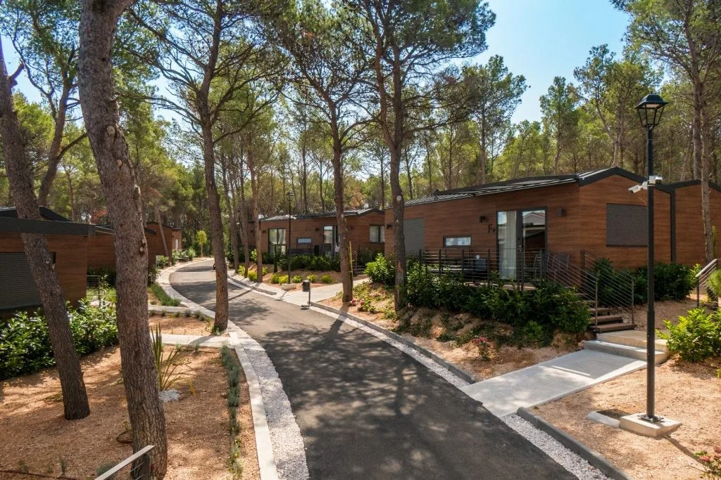 Rekreační resort — modulární chaty pod borovicemi